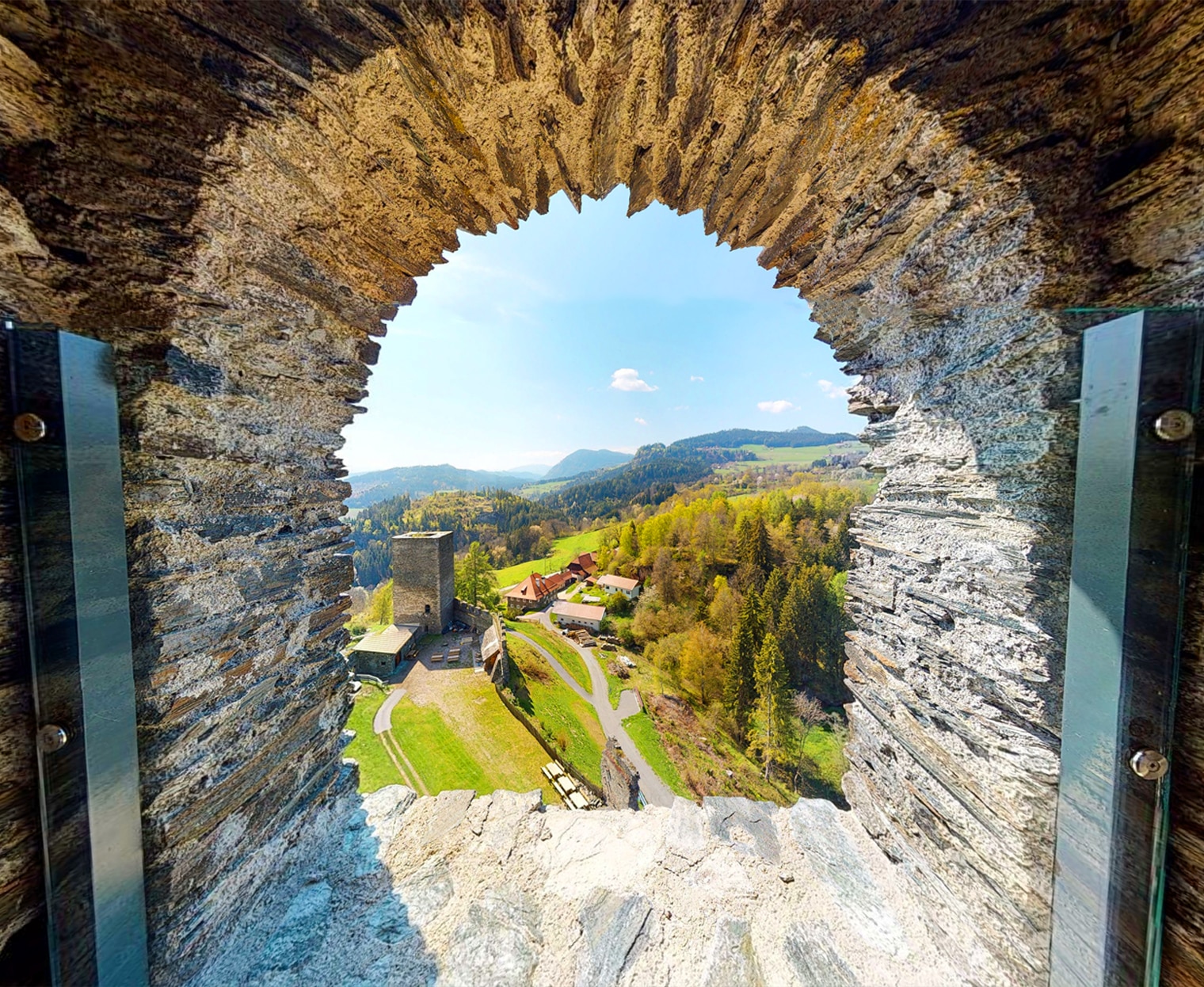 Ein Blick aus dem Bergfried der Burg Liebenfels