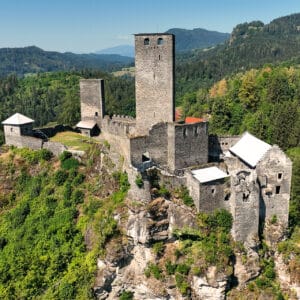 Luftbild der Burgruine Liebenfels mit Blick über Kärnten